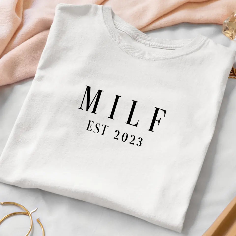 MILF - Premium Organic Shirt *personalisierbar*