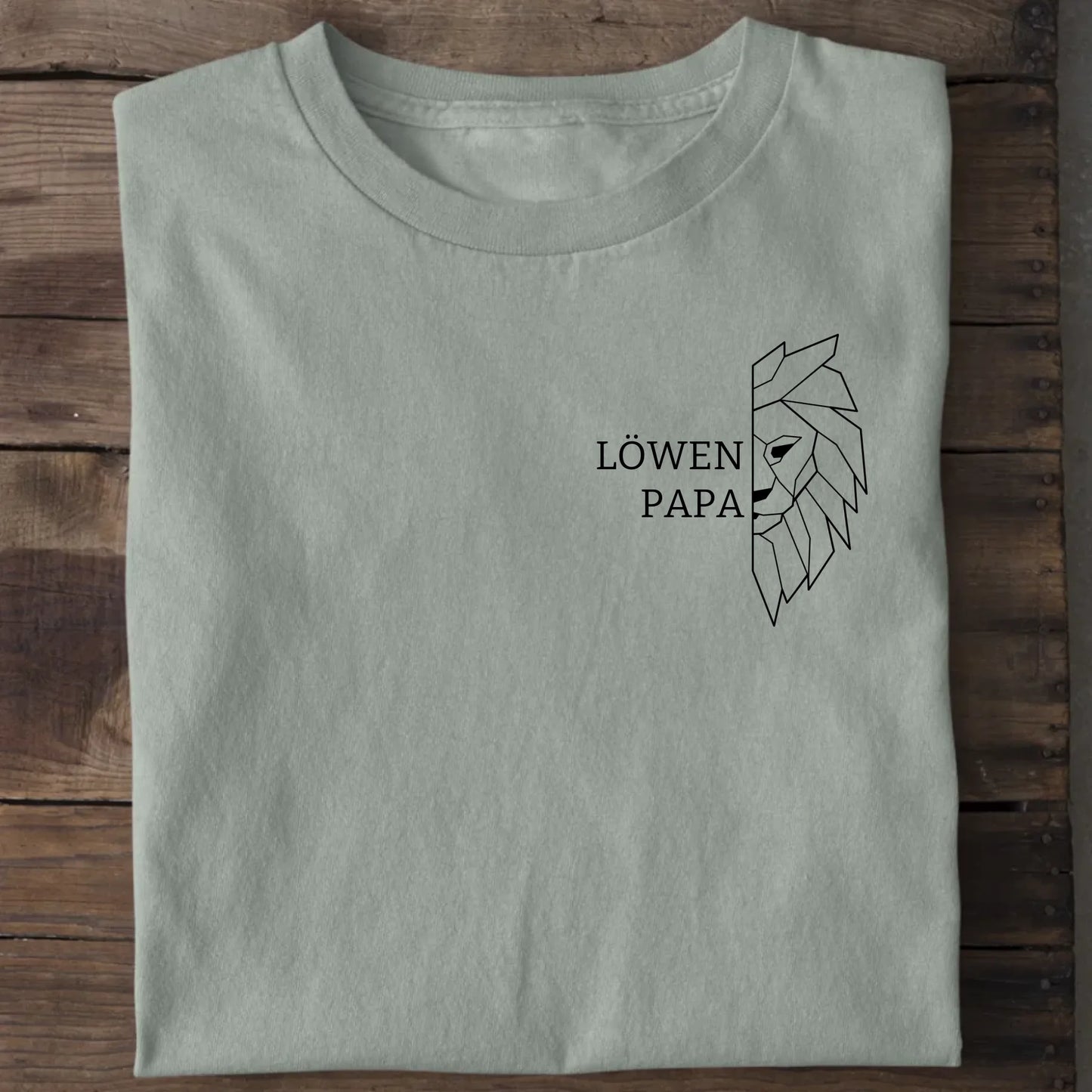 Löwen Papa Brusttasche - Bio Herren Shirt *personalisierbar (ohne Namen)* Creator T-Shirt 2.0 ST ST Aloe