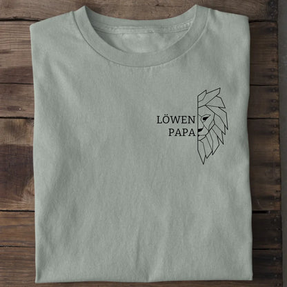 Löwen Papa Brusttasche - Bio Herren Shirt *personalisierbar (ohne Namen)* Creator T-Shirt 2.0 ST ST Aloe