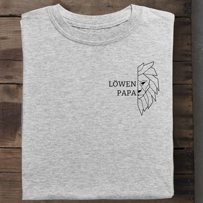 Löwen Papa Brusttasche - Bio Herren Shirt *personalisierbar (ohne Namen)* Creator T-Shirt 2.0 ST ST Heather-Grey