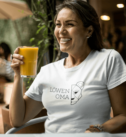 Löwen Oma  - Damen Premium Organic Shirt