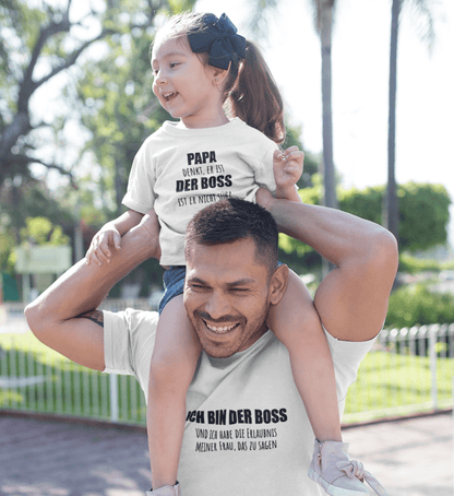 Papa denkt, er ist der Boss  - Organic Baby T-Shirt