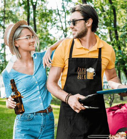 Papa braucht Bier  - Hochwertige Koch- und Grillschürze - Papasache